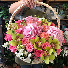 Корзина из гортензий, роз, орхидей