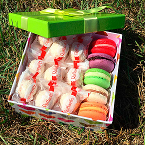 Коробочка с Раффаэлло и Макарунсами