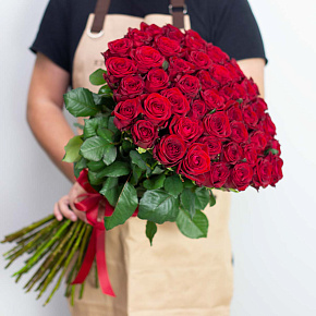 51 красная роза Ред Наоми 70 см