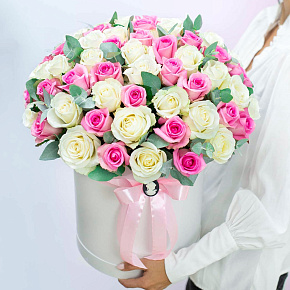 Большая коробка из 71 белой и розовой розы