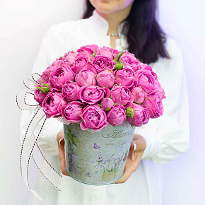 Пионовидные кустовые розы в ведерке