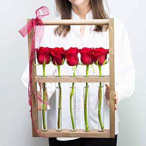 5 роз в колбах
