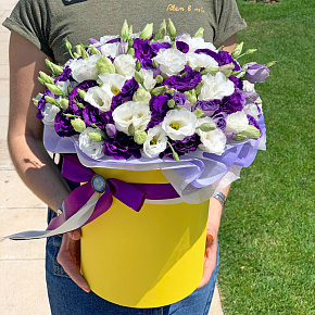 Шляпная коробка с 29 белыми и фиолетовыми эустомами