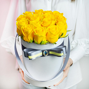 Цилиндр из желтых роз "Пенни Лайн"