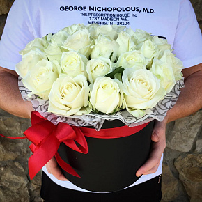 Шляпная коробка из 25 белых роз "Эль Классико"