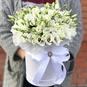 Шляпная коробка с белыми эустомами