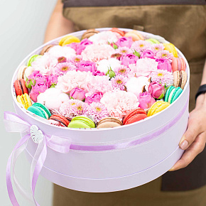 Коробочка с 20 макарунсами и миксом цветов