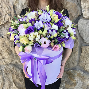 Большая шляпная коробка с 39+ эустомами