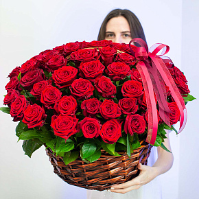 69 красных роз в корзине