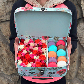 Чемоданчик с макарунсами