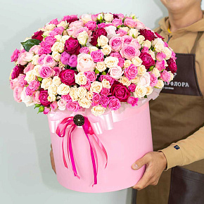 Большая шляпная коробка с миксом роз "Розовый сад"