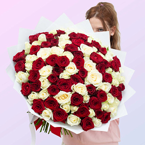 101 красная роза и белая 60 см
