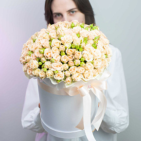 Цилиндр из 25 кремовых кустовых роз