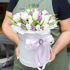 Шляпная коробка из 49 белых и лавандовых тюльпанов