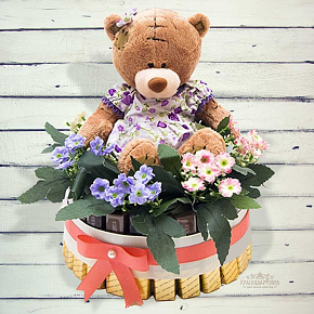 Композиция из конфет с медвежонком