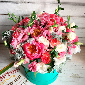 Шляпная коробка из пионов, роз и эустомы №2