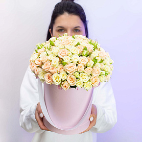 25 белых и кремовых кустовых роз в шляпной коробке