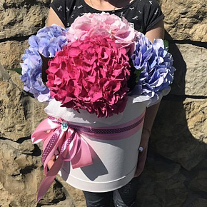 Шляпная коробка с 5 гортензиями