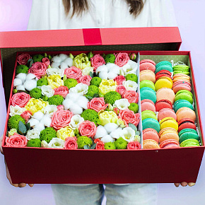 Коробочка с макарунсами и миксом цветов