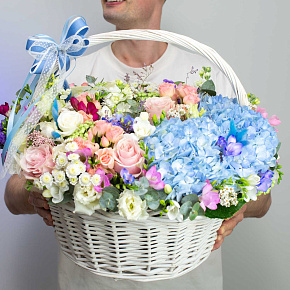 Корзина из гортензий, роз, орхидей №2