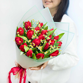 Букет из 19 красных тюльпанов и танацетумом