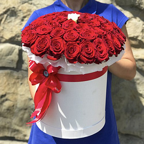 Шляпная коробка из 50 красных и 1 белой розы