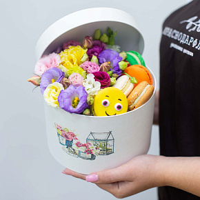 Коробочка с макарунсами, хризантемами и розами