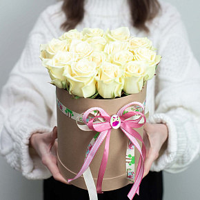 Шляпная коробка из 15 белых роз
