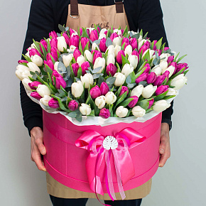 Шляпная коробка из 155 тюльпанов