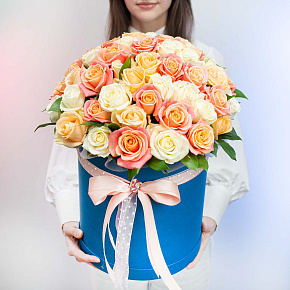 Шляпная коробка с 51 разноцветной розой