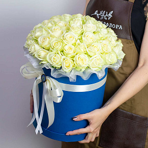 Шляпная коробка с 51 белой розой