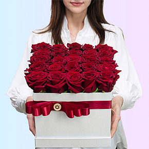 25 красных роз в коробке