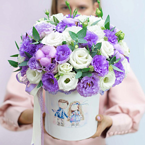 Шляпная коробка с 19 белыми и лавандовыми эустомами