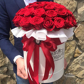 Цилиндр с 51 красной розой