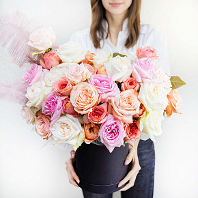 Шляпная коробка с 55 пионовидными розами "Burlesque"