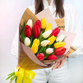 Букет из 19 разноцветных тюльпанов