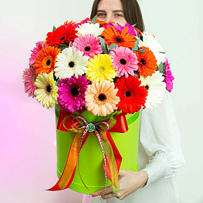 Шляпная коробка из 35 гербер