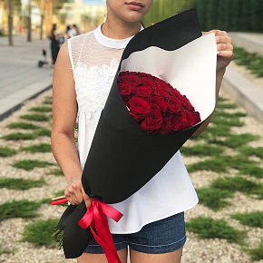 Букет из 19 красных роз в белой и черной бумаге