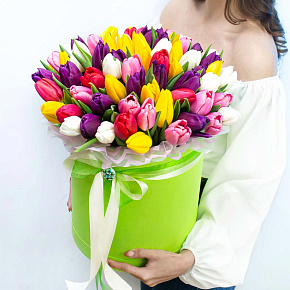 Шляпная коробка с 71 тюльпаном