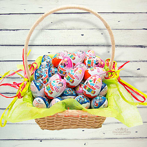 Корзина из 51 Киндер сюрприза