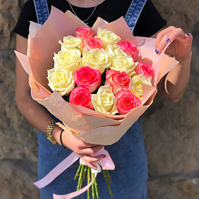 Букет из 17 белых и розовых роз в крафт бумаге