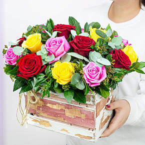 Композиция из 19 разноцветных роз