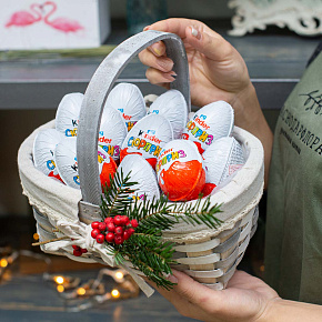 Новогодняя корзина из 19 "Kinder Сюрприз"