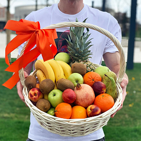Большая корзина с фруктами