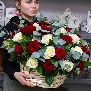 Корзина из 45 белых и красных роз