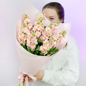 Букет из 9 персиковых маттиол