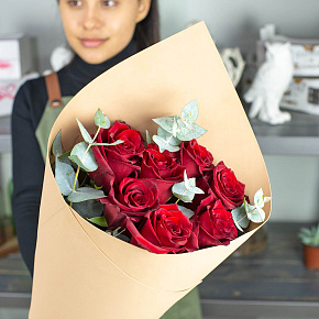 Букет 7 красных голландских роз с эвкалиптом
