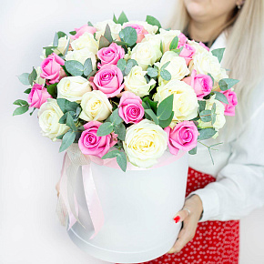 Шляпная коробка 45 белых и розовых роз